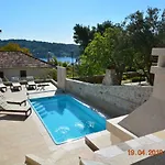 Villa Sealodge: Luxurious Beachfront With Private Pool And Sea Views *