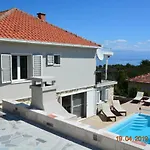 Villa Sealodge: Luxurious Beachfront With Private Pool And Sea Views Rogac