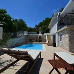 Sealodge: Luxurious Beachfront With Private Pool And Sea Views Villa