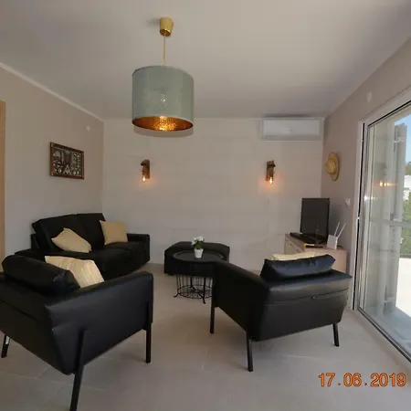 Sealodge: Luxurious Beachfront With Private Pool And Sea Views Villa *