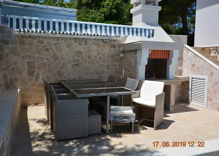 וילה Dreamlodge - Luxe Dalmatian Villa, Private Pool, Parking, Mooring, Breathtaking Sea & Mountain View, At 150 M From Idyllic Private *